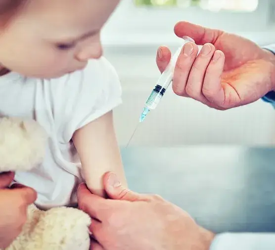 Kiedy puścić dziecko do przedszkola po szczepieniu? Sprawdź, jak postępować.