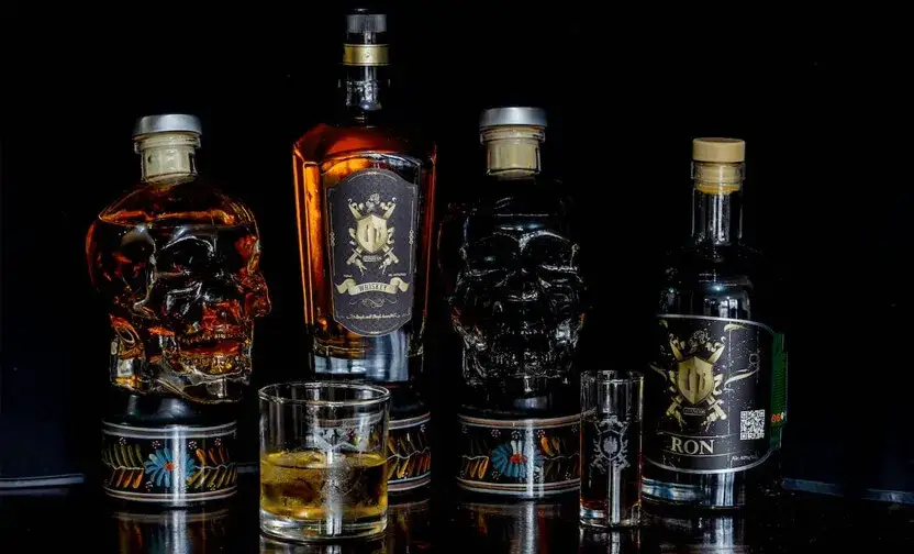 Gdzie kupić małe butelki whisky? Najlepsze miejsca i oferty