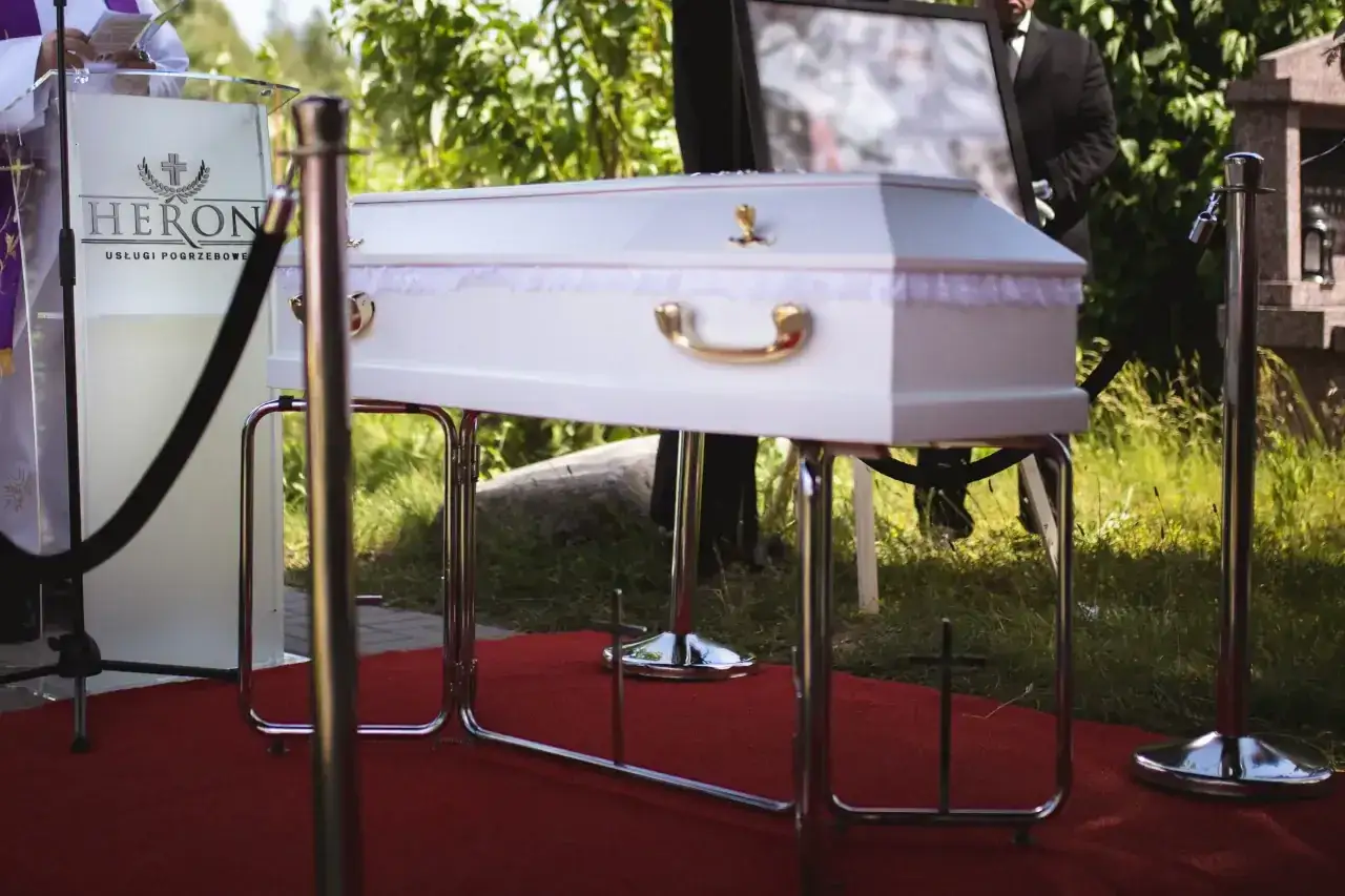 Dziecko na pogrzebie: wiek czy dojrzałość? Poradnik dla rodziców