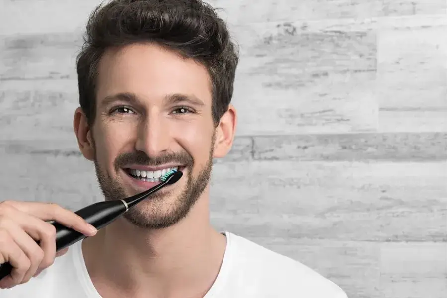 Szczoteczka soniczna czy zwykła – która lepiej dba o Twoje zęby?