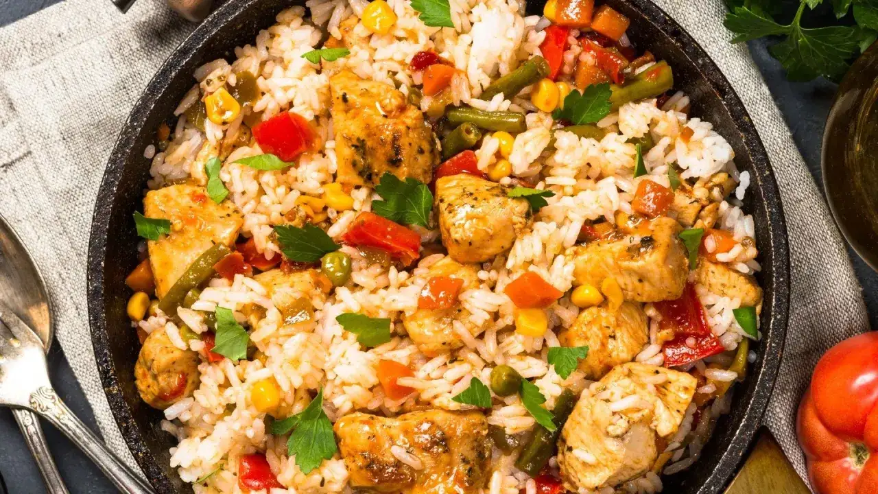Ryż z kurczakiem i warzywami w sosie. Idealne danie, co można ugotować na szybko, gdy brakuje czasu.