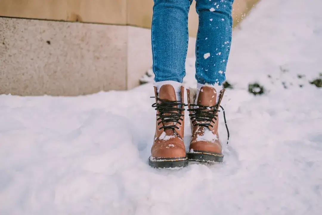 Jakie buty do teatru zimą – elegancja i ciepło w jednym wyborze