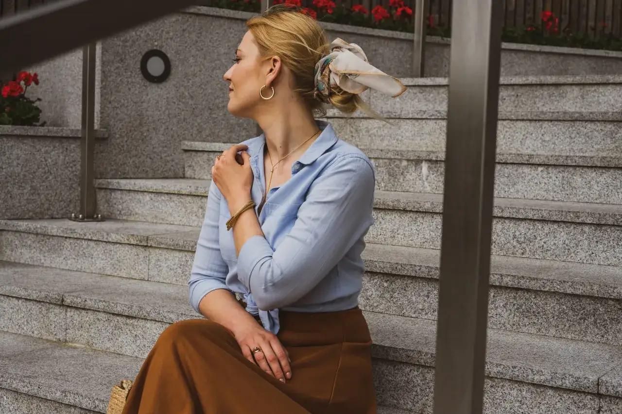 Jak zawiązać supel na bluzce, aby wyglądać stylowo i modnie