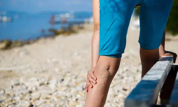 Skierowanie do chirurga naczyniowego: kiedy potrzebne? NFZ vs prywatnie