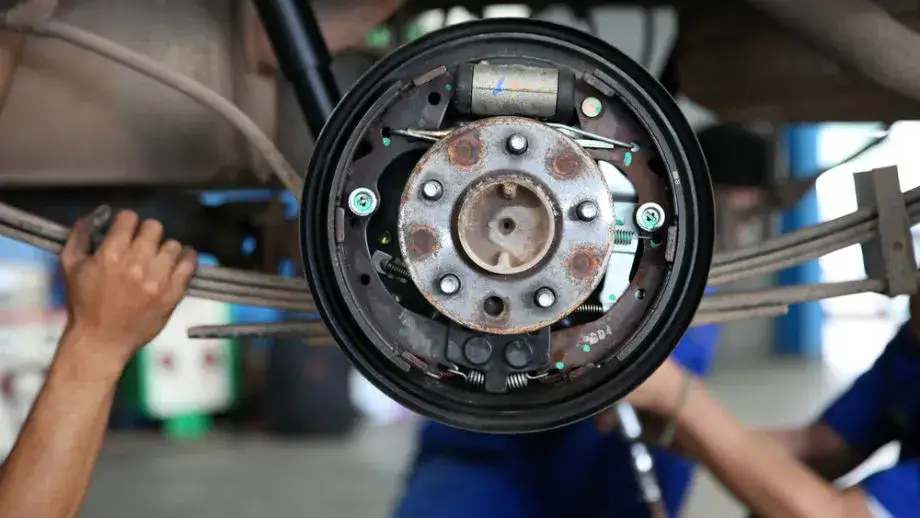 Wymiana szczęk hamulcowych: ile kosztuje i jak nie przepłacić?