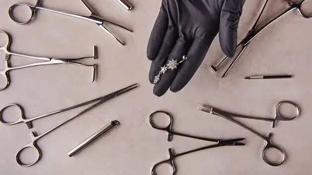 Czy kolczyki w sutkach bolą? Sprawdź, co naprawdę czujesz podczas przekłucia