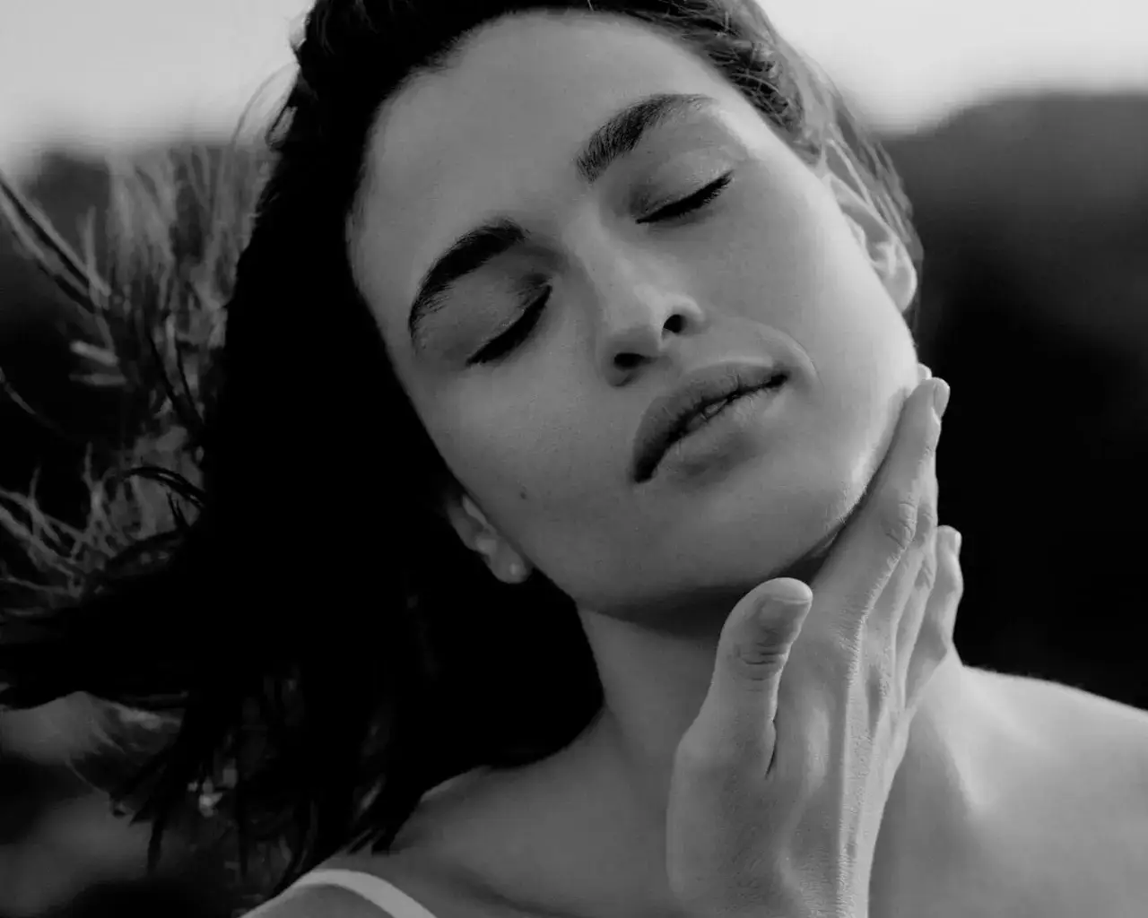 Jak ukryć pryszcze bez makijażu? Błyskawiczne triki i porady ekspertki.