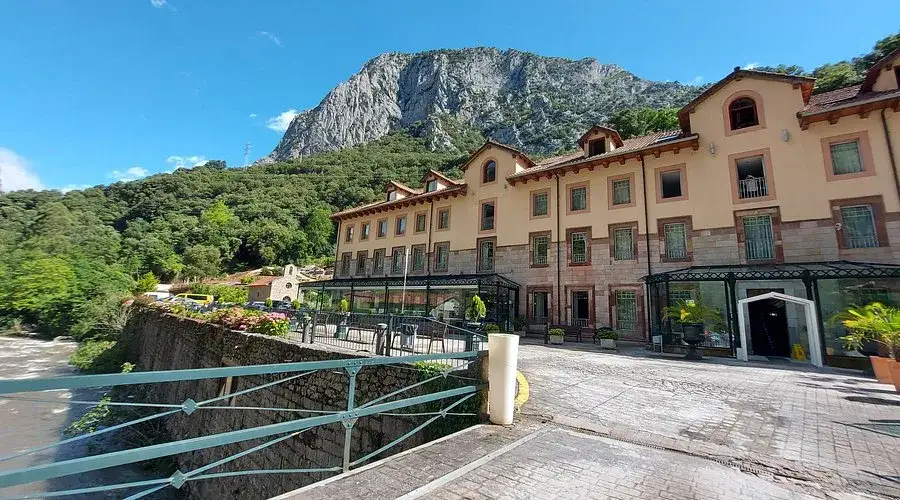 La Hermida balneario: Relájate y sana con aguas termales únicas
