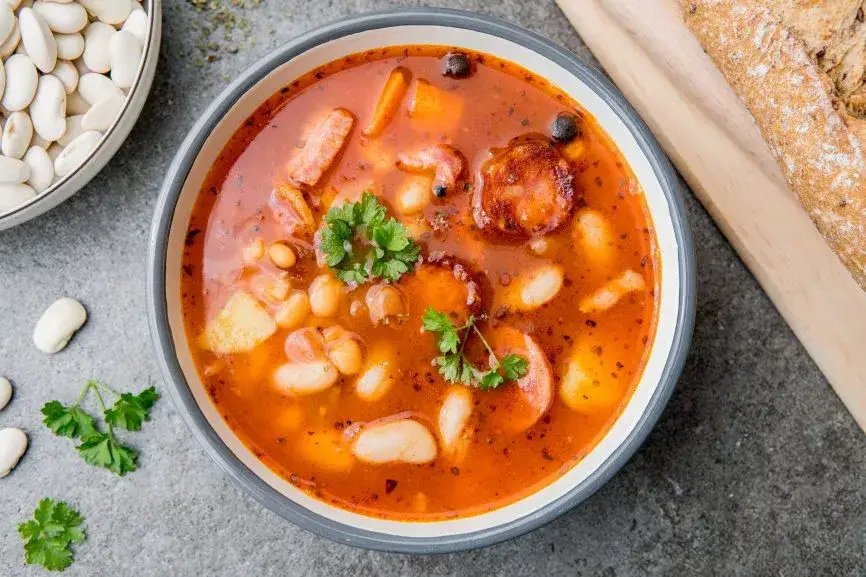 Zaskakująco tłusta zupa fasolowa z kiełbasą. Ile kalorii naprawdę zjadasz?