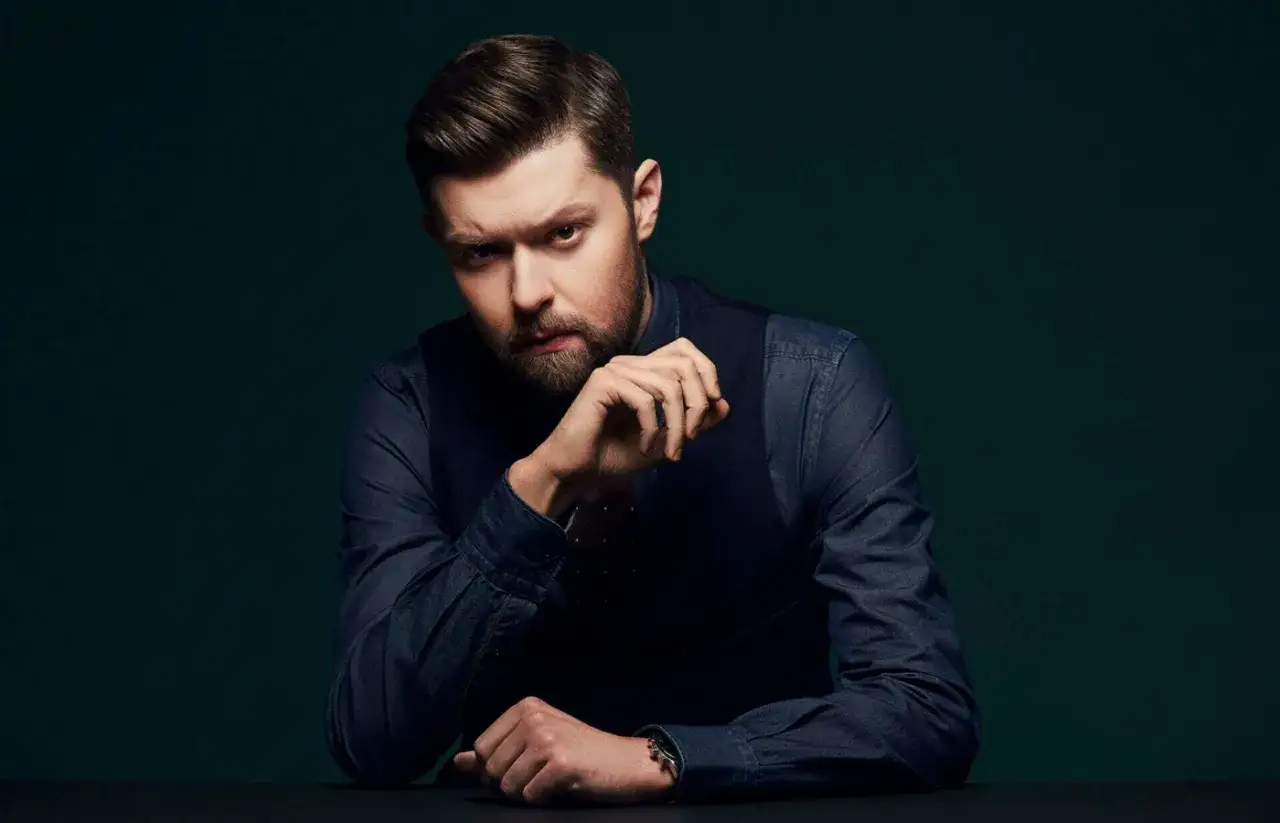 Remigiusz Mróz z kim jest? Zaskakująca relacja z Katarzyną Bondą