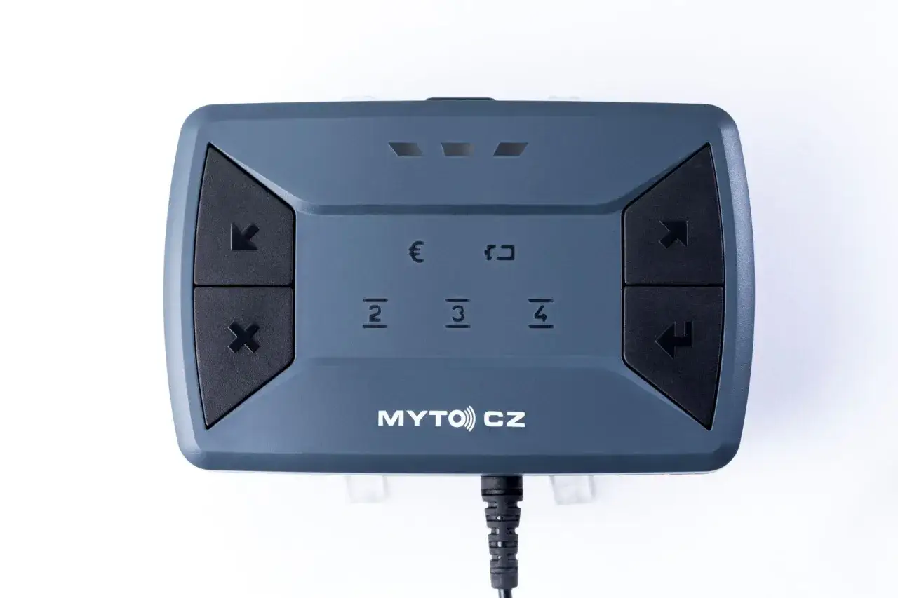 Elektroniczna winieta Czechy powyżej 3,5 tony. Urządzenie MYTO CZ z przyciskami nawigacyjnymi i cyfrowymi.