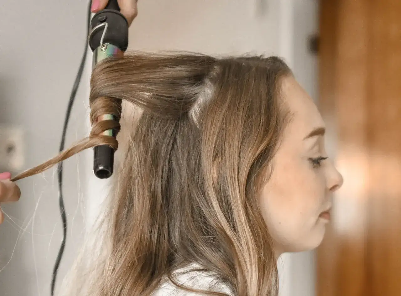 Jak używać lokówki, aby uzyskać idealne loki bez uszkodzeń włosów