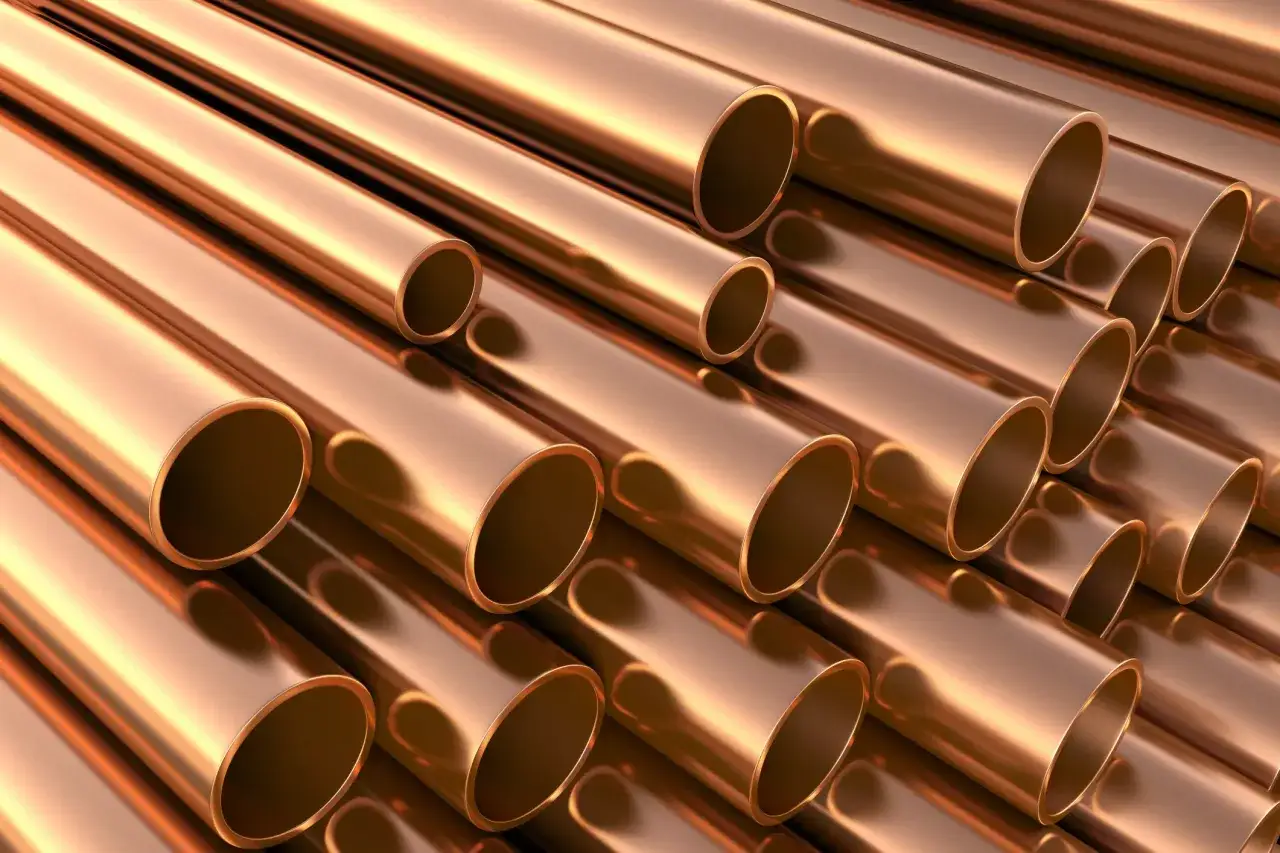 Stosowanie brązu w instalacjach wodnych i grzewczych. Metaliczne rury miedziane ułożone równolegle, tworzące teksturę.