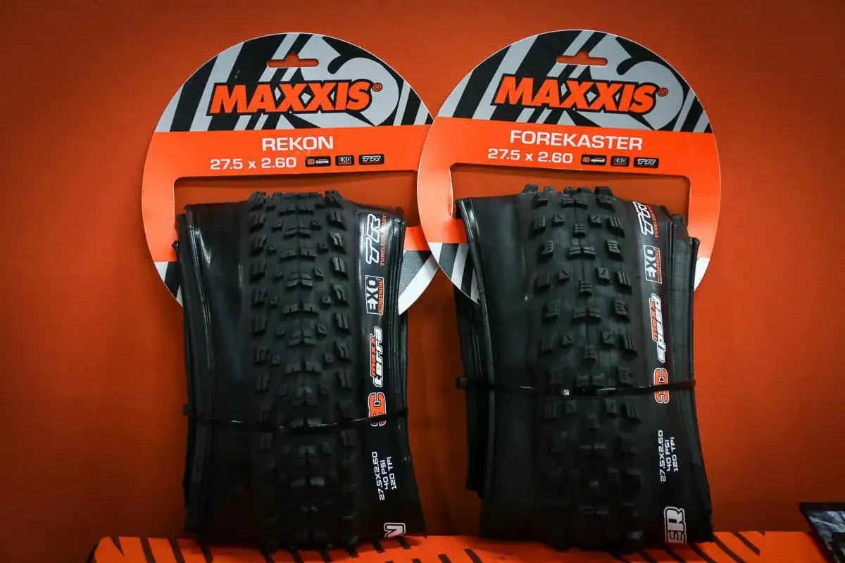 Dwie opony rowerowe Maxxis Rekon i Forekaster, obie o szerokości opony 2.60.