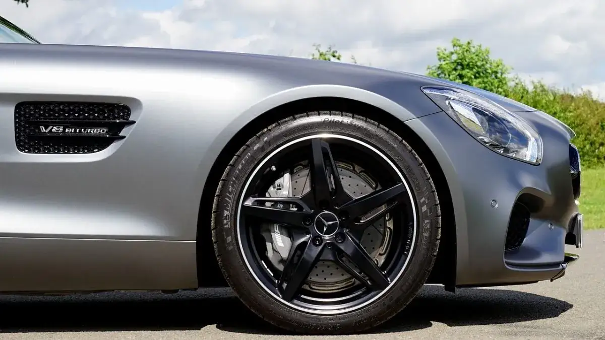 Srebrne auto: Jaki kolor felg wybrać? Poradnik i inspiracje