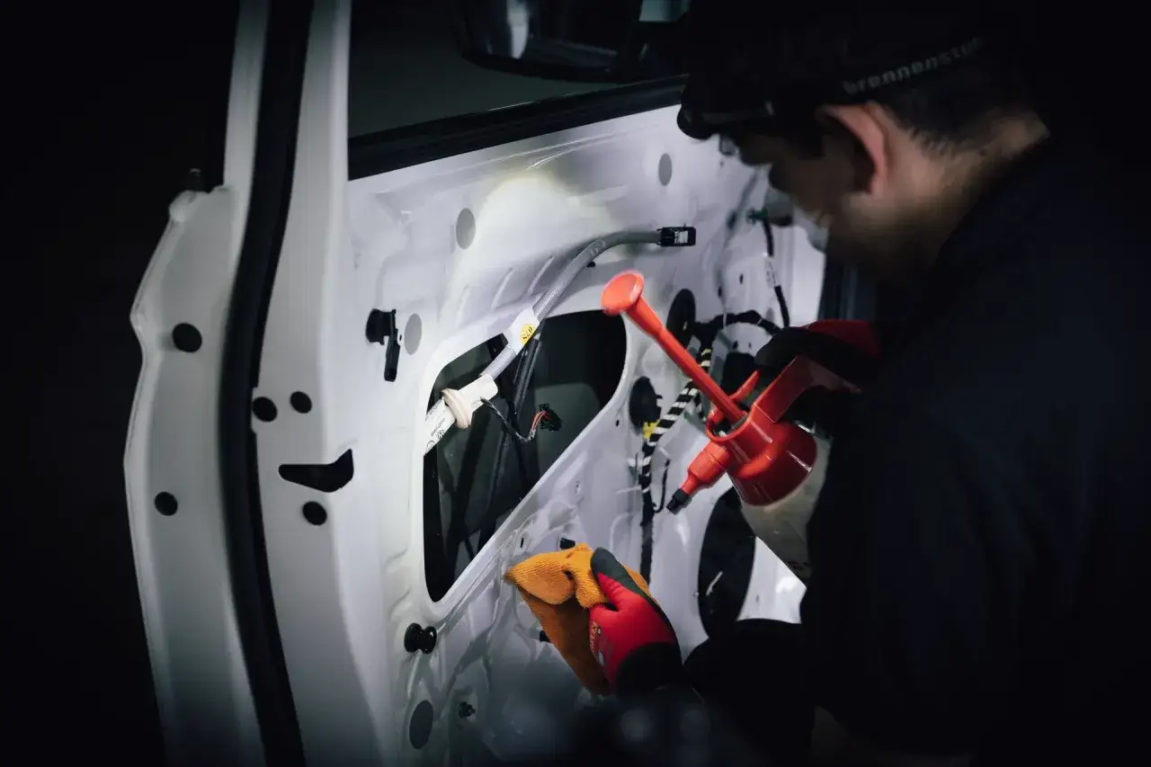 Jak skutecznie zastosować piankę do wygłuszenia samochodu: praktyczny poradnik