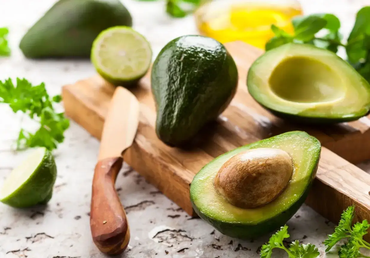 Jak obrać awokado do sałatki - proste kroki, by uniknąć brązowienia