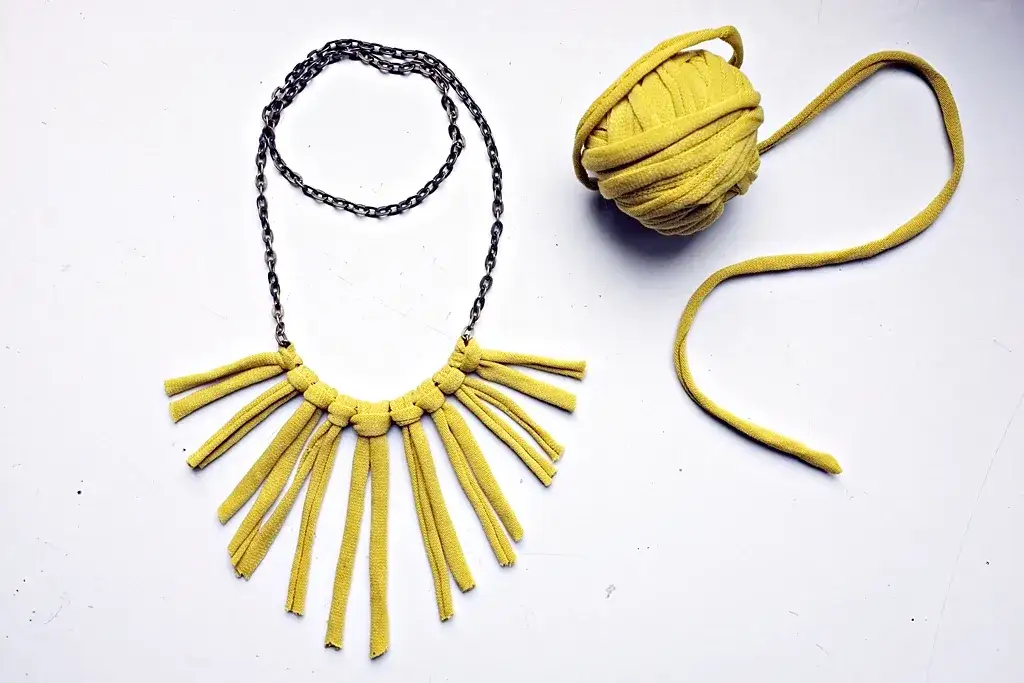 Jak zrobić naszyjnik dzianinowy w prosty sposób – stwórz unikalną biżuterię