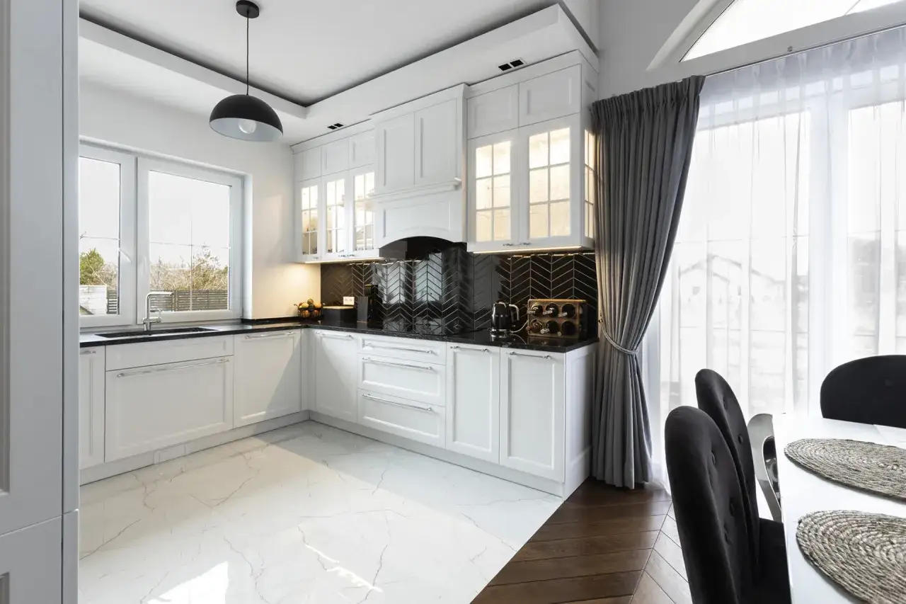 Jak skutecznie czyścić białe meble matowe, by ich nie uszkodzić