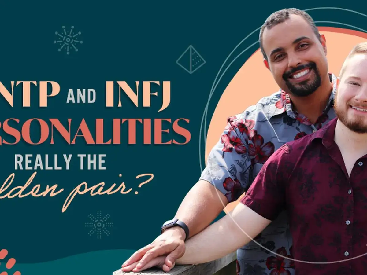 ENFP i INFJ: czy to złota para? Dwóch uśmiechniętych mężczyzn w kwiecistych koszulach.