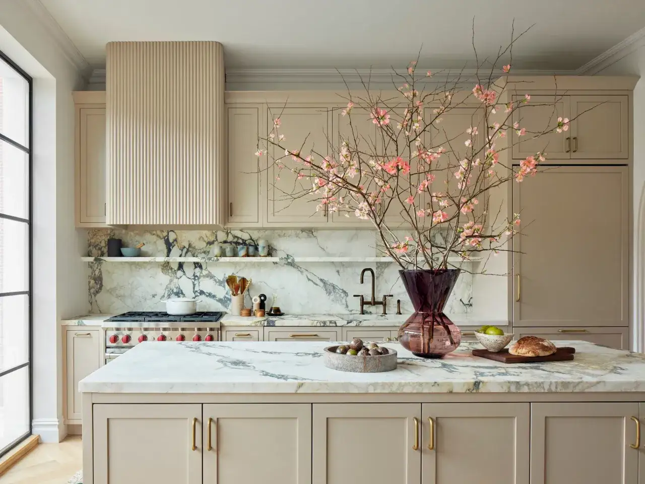 Kremowa kuchnia: jakie uchwyty? Kolor, styl, praktyczne porady