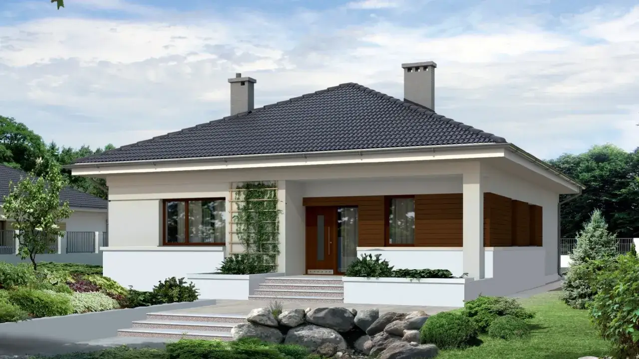 Nowoczesny dom z dachem dwuspadowym, jasną elewacją i drewnianymi elementami. Wokół bujna zieleń i kamienny ogród.