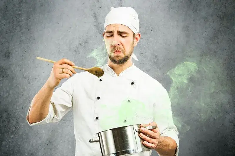 Jak uratować przesoloną sałatkę? Skuteczne metody na ratunek