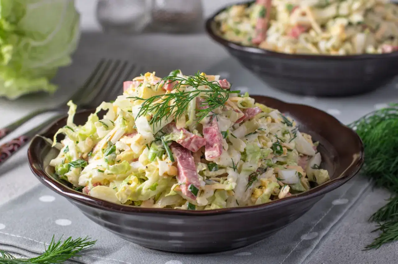 Sałatka z kapusty pekińskiej: Jak zrobić idealną i chrupiącą?