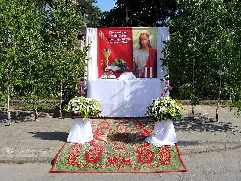 Dekoracje na Boże Ciało – nowoczesne pomysły na dekorację