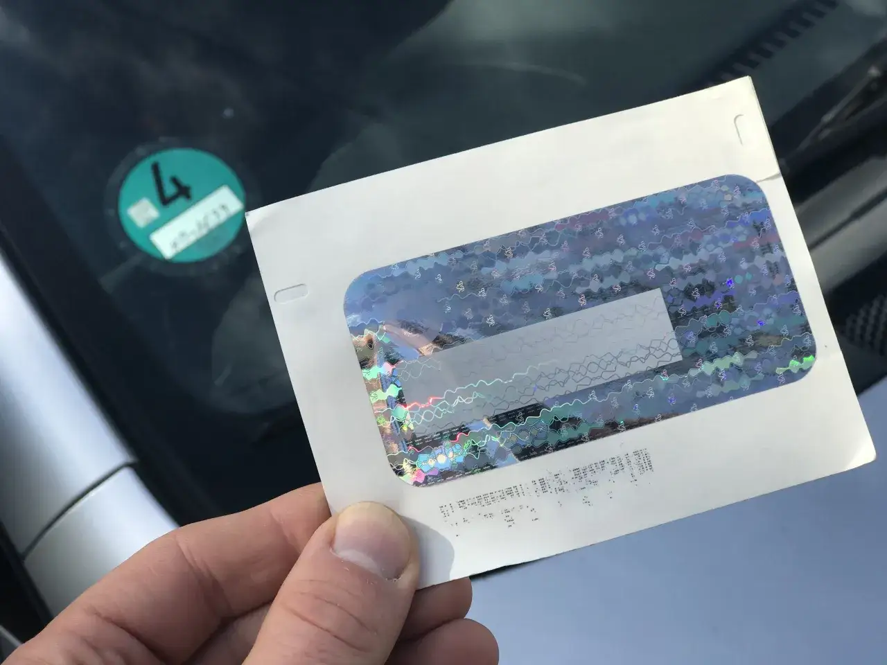 Naklejka rejestracyjna na szybie? Usuń ją bezpiecznie i bez śladu