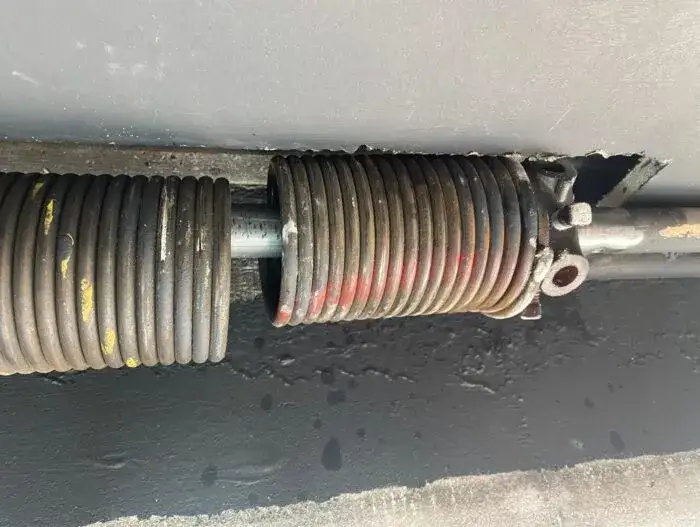 Jak naciągnąć sprężynę w bramie garażowej uchylnej bez ryzyka uszkodzeń