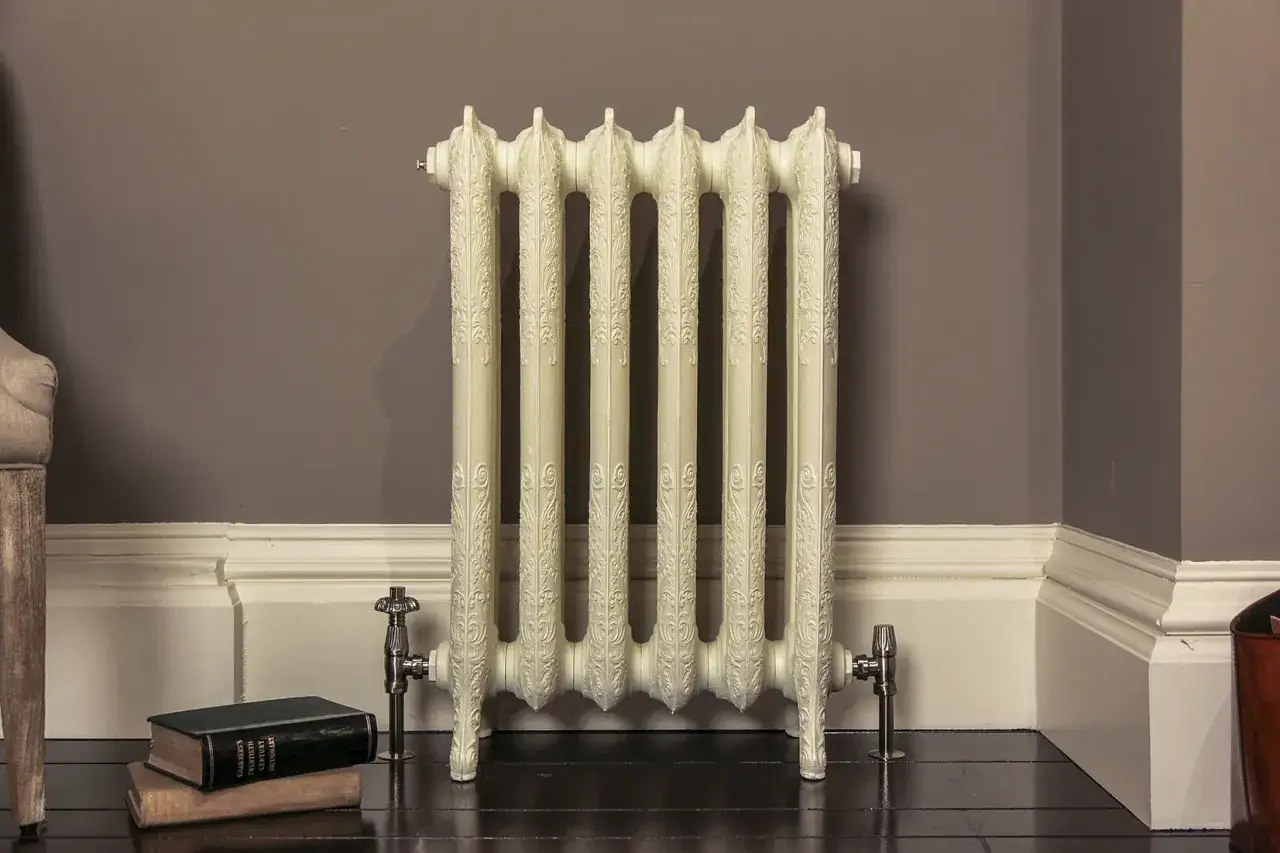 Ile waży grzejnik żeliwny 10 żeberek? Zaskakujące różnice w wadze