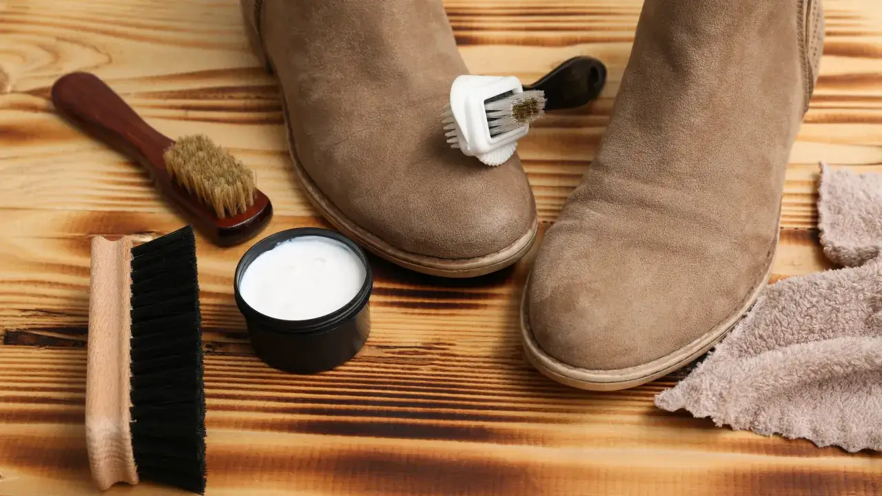 Czyszczenie zamszu: Usuń plamy i odśwież bez ryzyka zniszczeń!