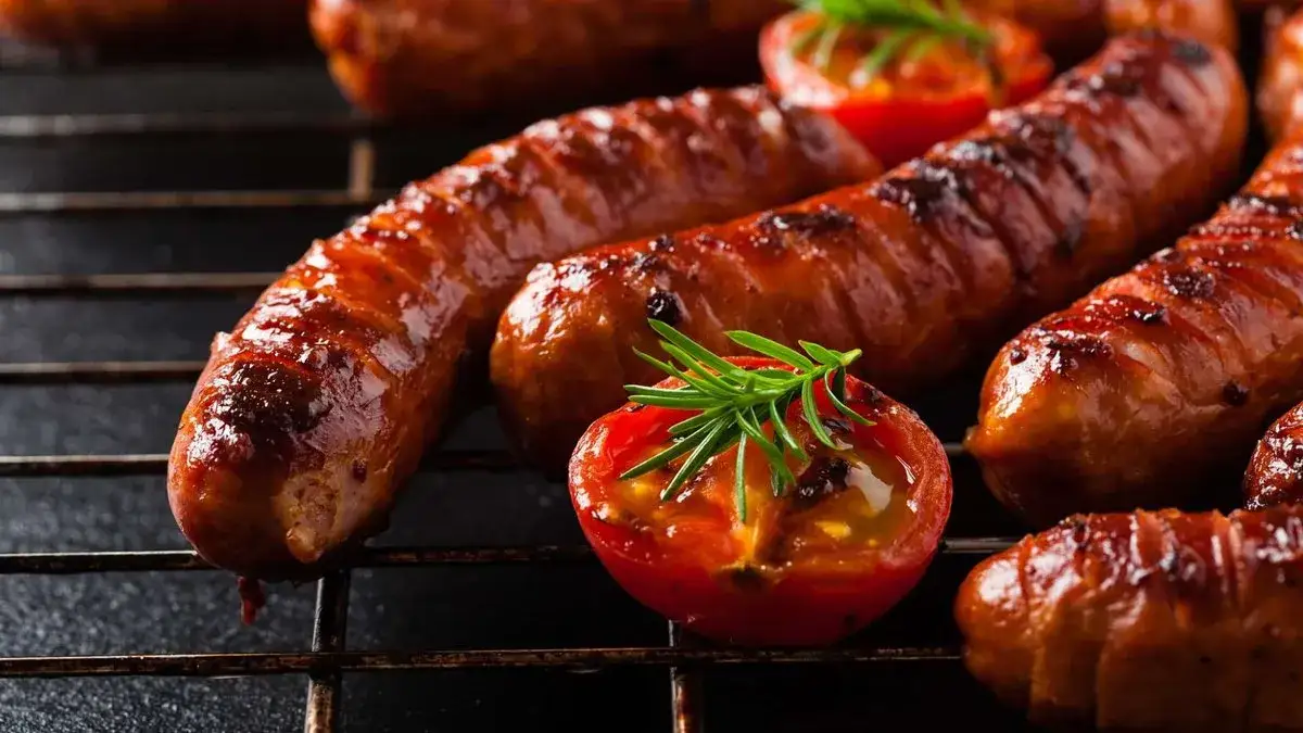 Jaką temperaturę grillować kiełbasę, aby uniknąć niedopieczenia?