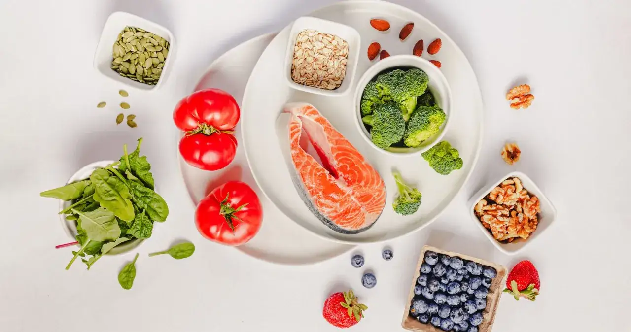 Łosoś, brokuły, jagody, orzechy i pomidory – idealne składniki, by dowiedzieć się, co jeść na stawy.