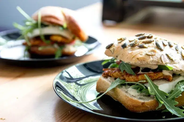 Ile kcal ma burger z kurczakiem? Sprawdź, czy to zdrowy wybór i unikaj błędów