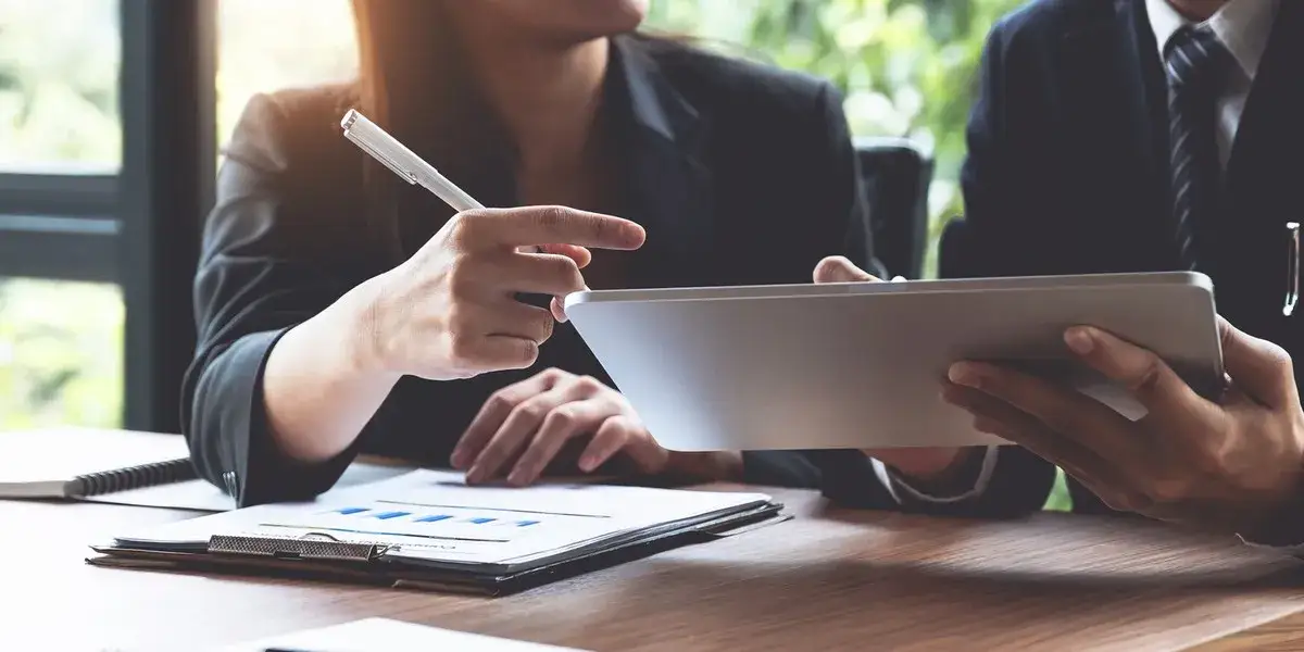 Co to jest rolowanie na giełdzie i jak uniknąć błędów inwestycyjnych?