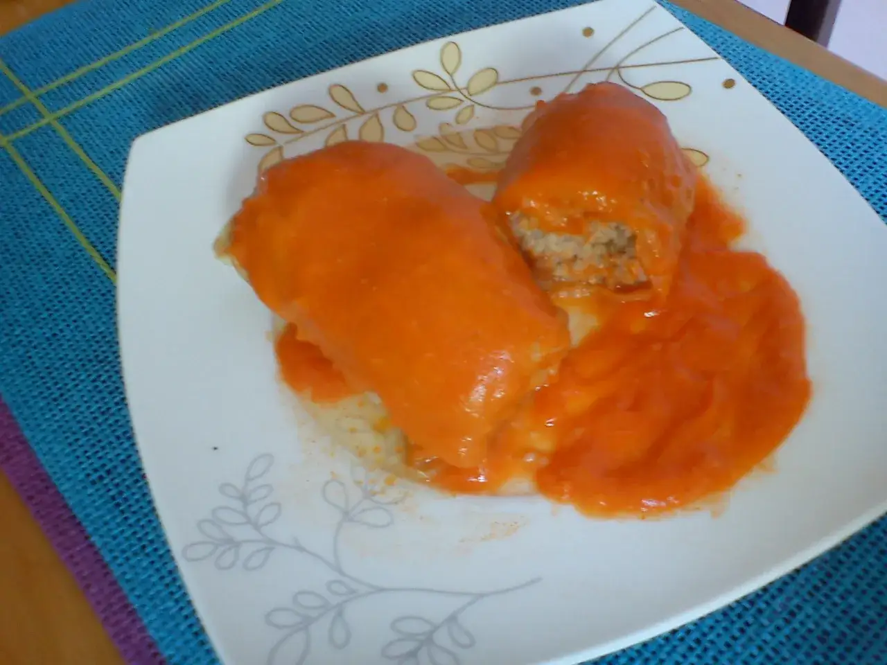 Dwa gołąbki w pomidorowym sosie, gotowe do podania. Pyszny sos do gołąbków podkreśla smak dania.