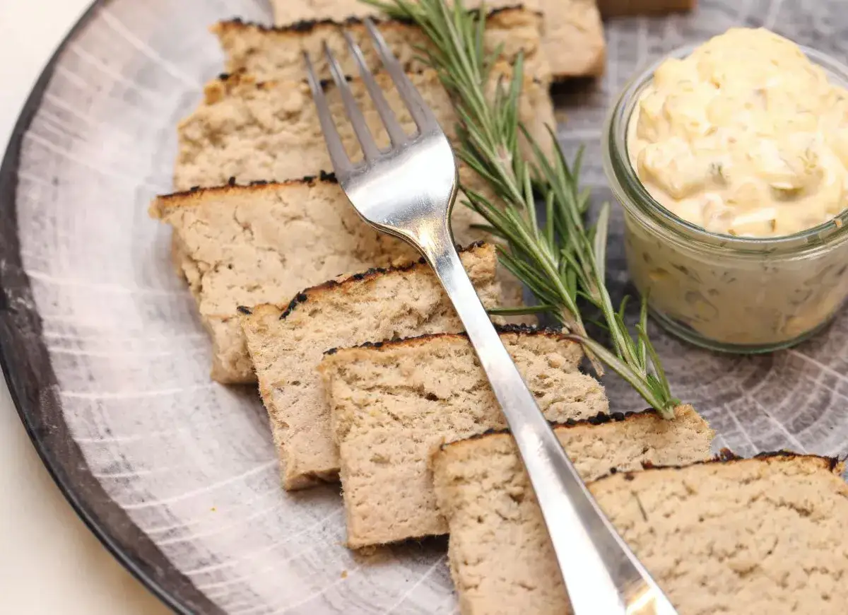 Dlaczego pasztet się kruszy i jak poprawić jego konsystencję