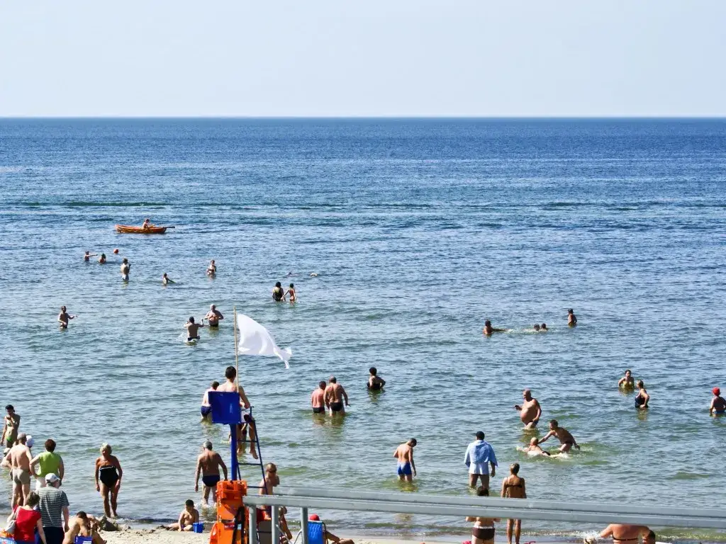 Co oznacza biała flaga nad morzem? Bezpieczne kąpiele i sygnały plażowe