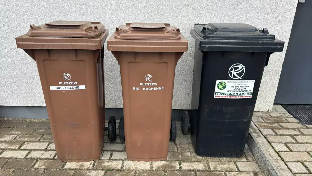 Trzy kosze na śmieci: brązowy na bio-zielone, brązowy na bio-kuchenne i czarny na zmieszane.