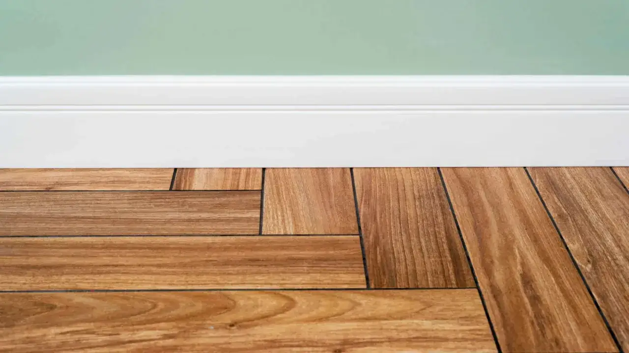 Jakie listwy przypodłogowe do płytek? Wybierz najlepsze opcje dla swojego wnętrza