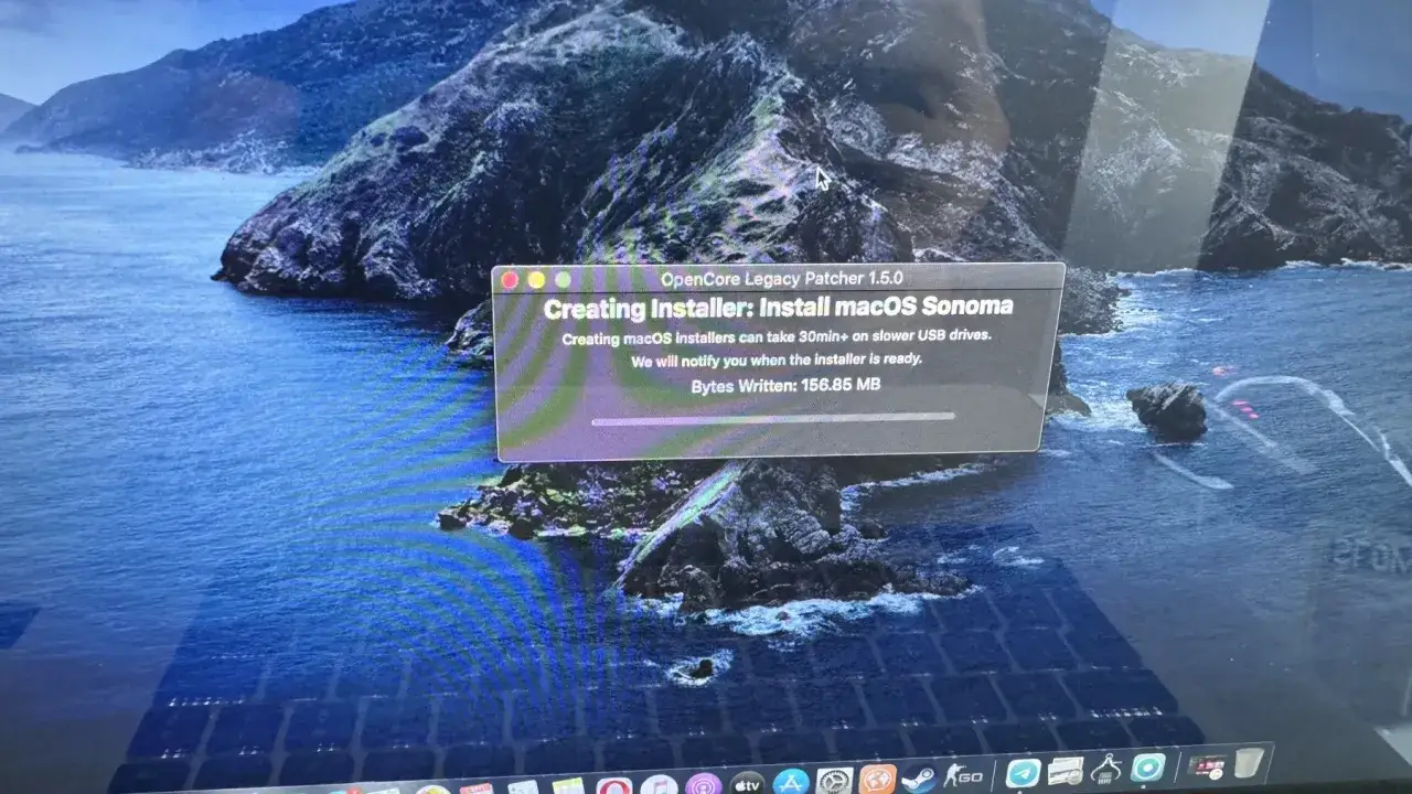 MacBook tworzy instalator macOS Sonoma z USB. Proces tworzenia instalacji systemu z USB trwa.