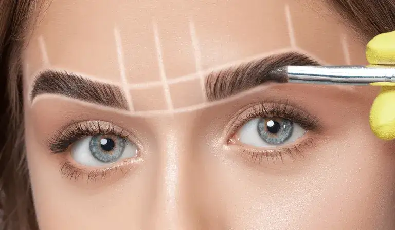 Jak zrobić kształt brwi, by uniknąć karykaturalnego efektu?
