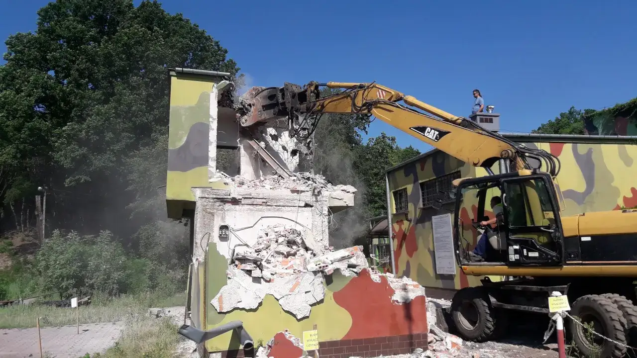Ile kosztuje rozbiórka budynku? Cennik i sekrety oszczędności