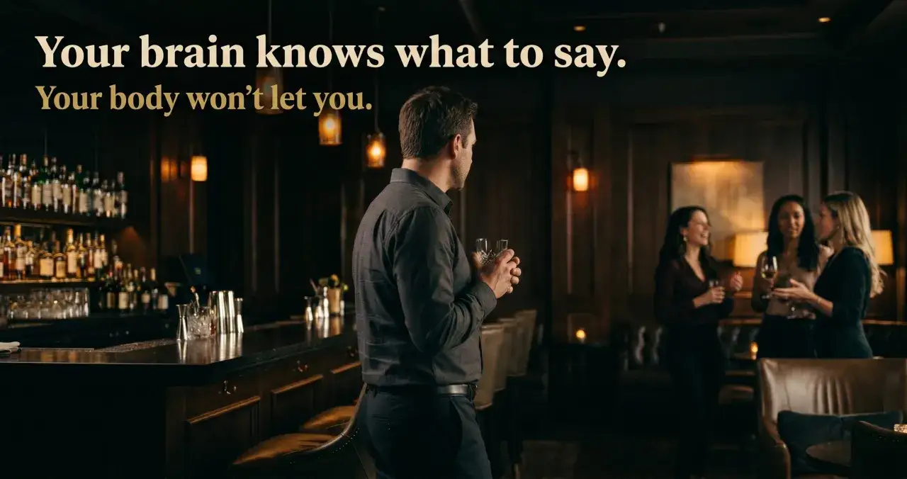 Mężczyzna z drinkiem w ręku w eleganckim barze, waha się, jak facet zaczepia kobietę, która rozmawia z koleżankami.