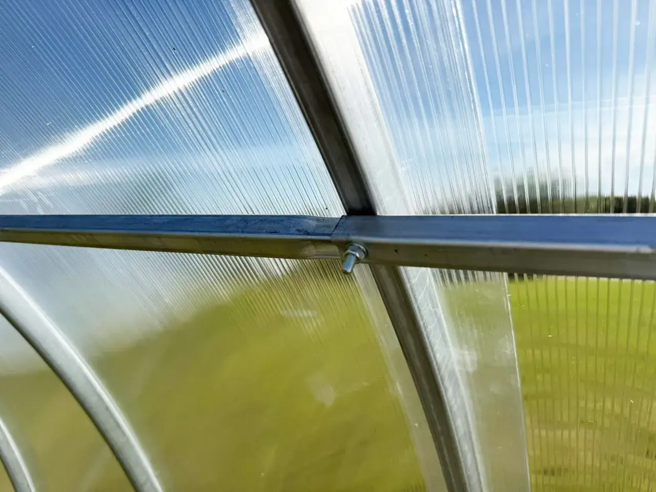 Szklarnia z poliwęglanu: czym myć, by nie uszkodzić? Poradnik eksperta