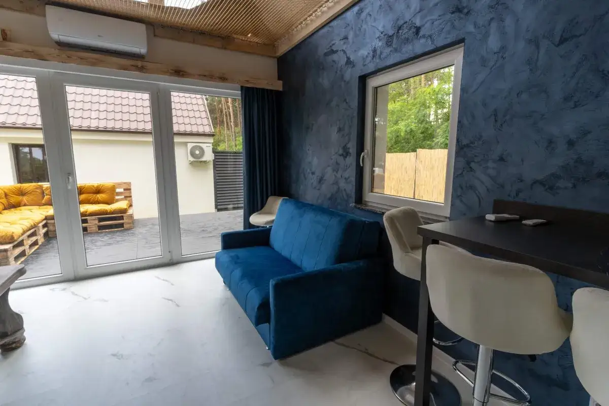 Jakie zasłony do granatowej kanapy? Odkryj idealne połączenia kolorów