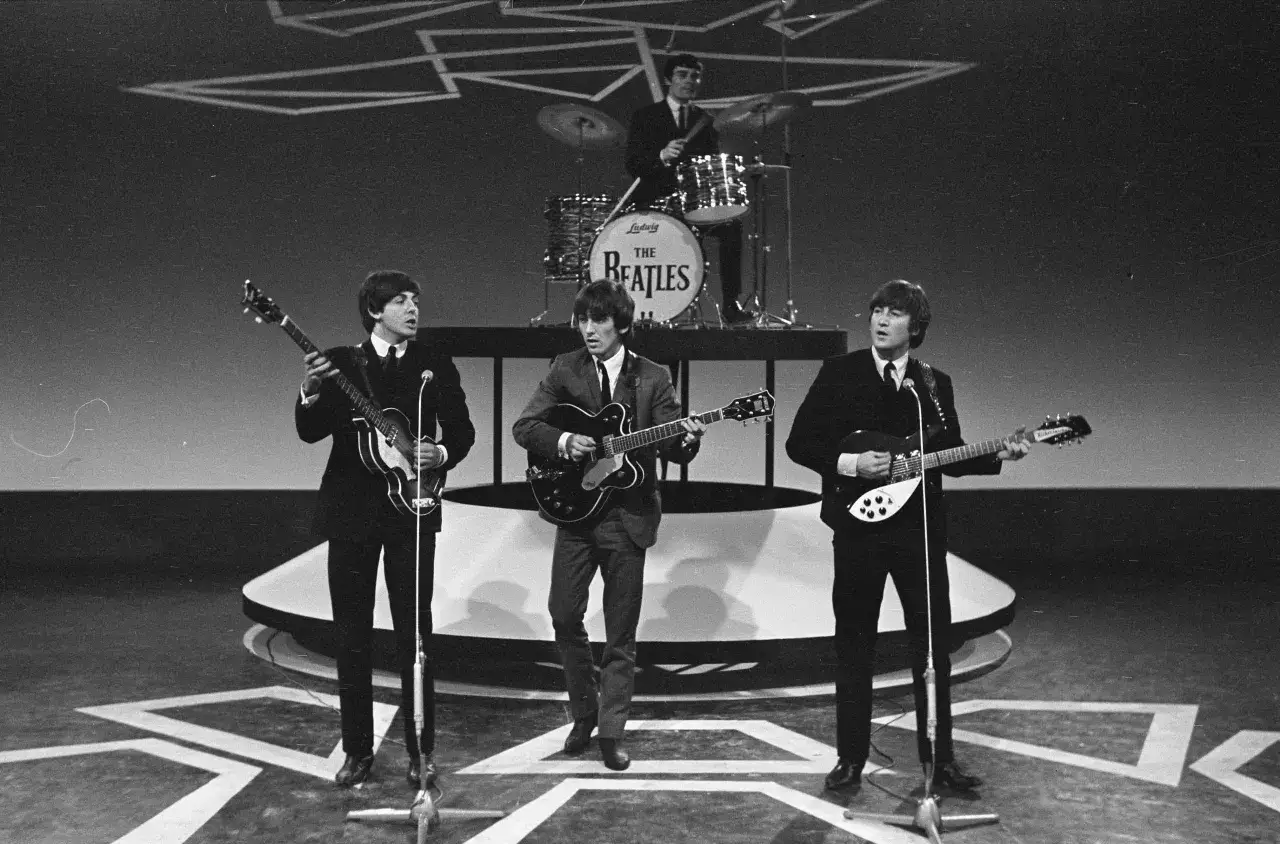 The Beatles na scenie, Ringo Starr za perkusją. Ciekawe, czy wtedy wiedzieli, jak wielkie będą ich sukcesy?