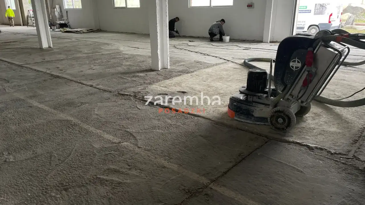 Warsztatowa posadzka: Jaki beton wybrać, by przetrwała lata?